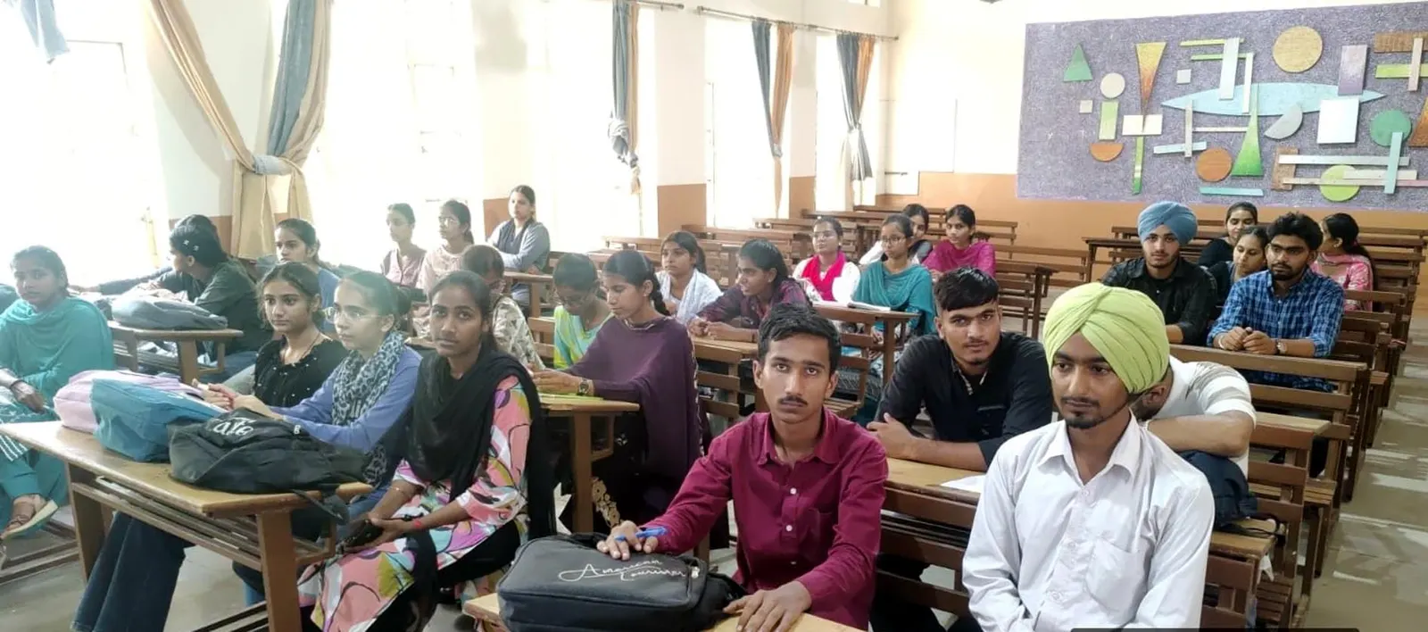 फतेहाबाद: बीएड कॉलेज में स्मार्ट बोर्ड के उपयोग को लेकर कार्यशाला का आयोजन