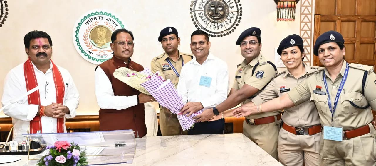 मुख्यमंत्री साय से राज्य पुलिस सेवा अधिकारियों ने की सौजन्य भेंट