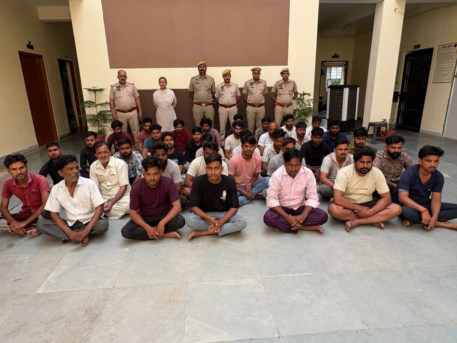 फेरी लगाकर सामान बेचने वाले 37 संदिग्ध लोग गिरफ्तार