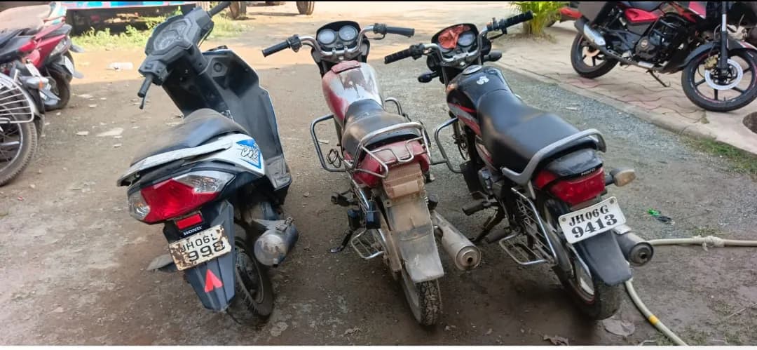 वाहन चोरी के तीन आरोपित गिरफ्तार, चोरी की दो बाइक और एक स्कूटी बरामद