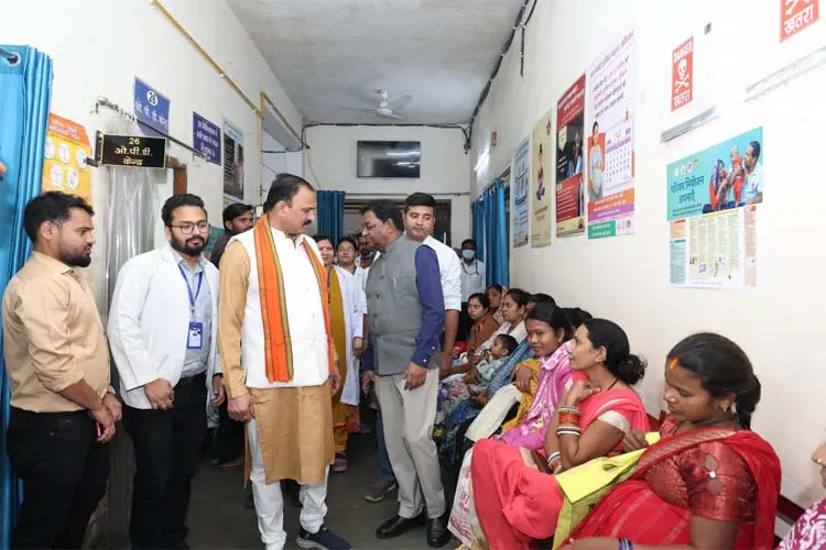 स्वास्थ्य मंत्री ने किया शहरी सामुदायिक स्वास्थ्य केंद्र का निरीक्षण, व्यवस्थाओं को सुदृढ़ करने के दिए निर्देश