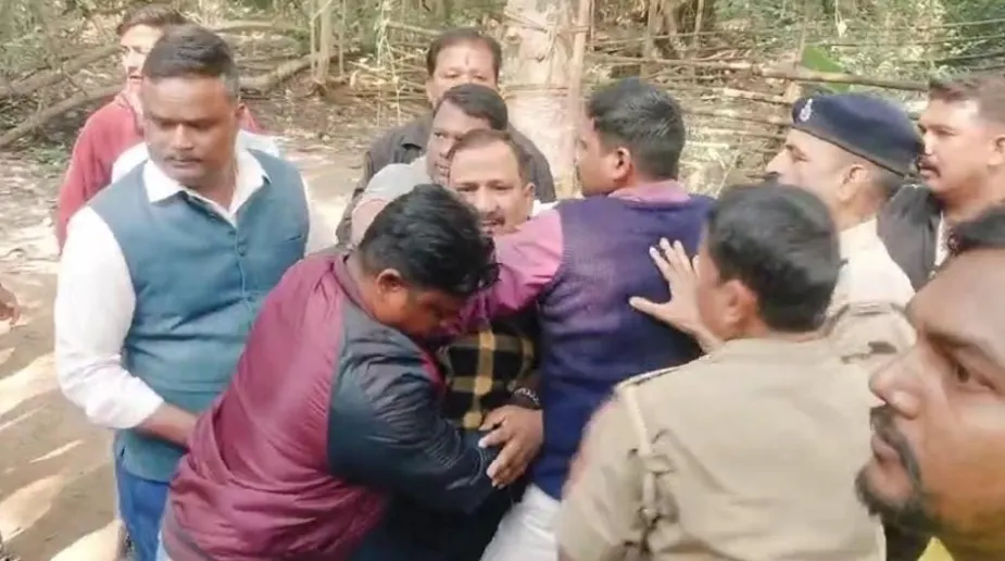 कचहरी बाबा मंदिर का पिछला गेट बंद करने पर बवाल