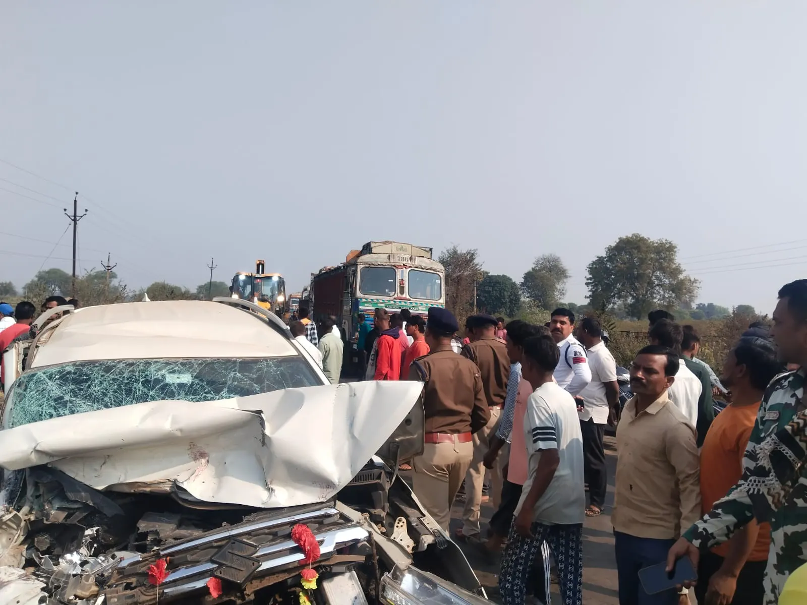 धमतरी: देमार के पास कार–ट्रक की भीषण टक्कर, बुजुर्ग की मौत, चार घायल