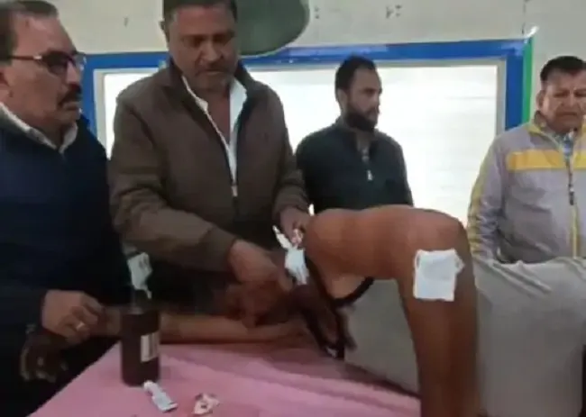 देवासः घास काटने के लिए खेत में गए किसान पर तेंदुए ने किया हमला