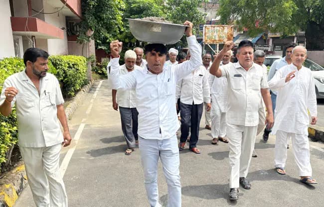 सोनीपत: टूटी सड़क और गड्ढों पर जनप्रतिनिधि ने किया विरोध प्रदर्शन