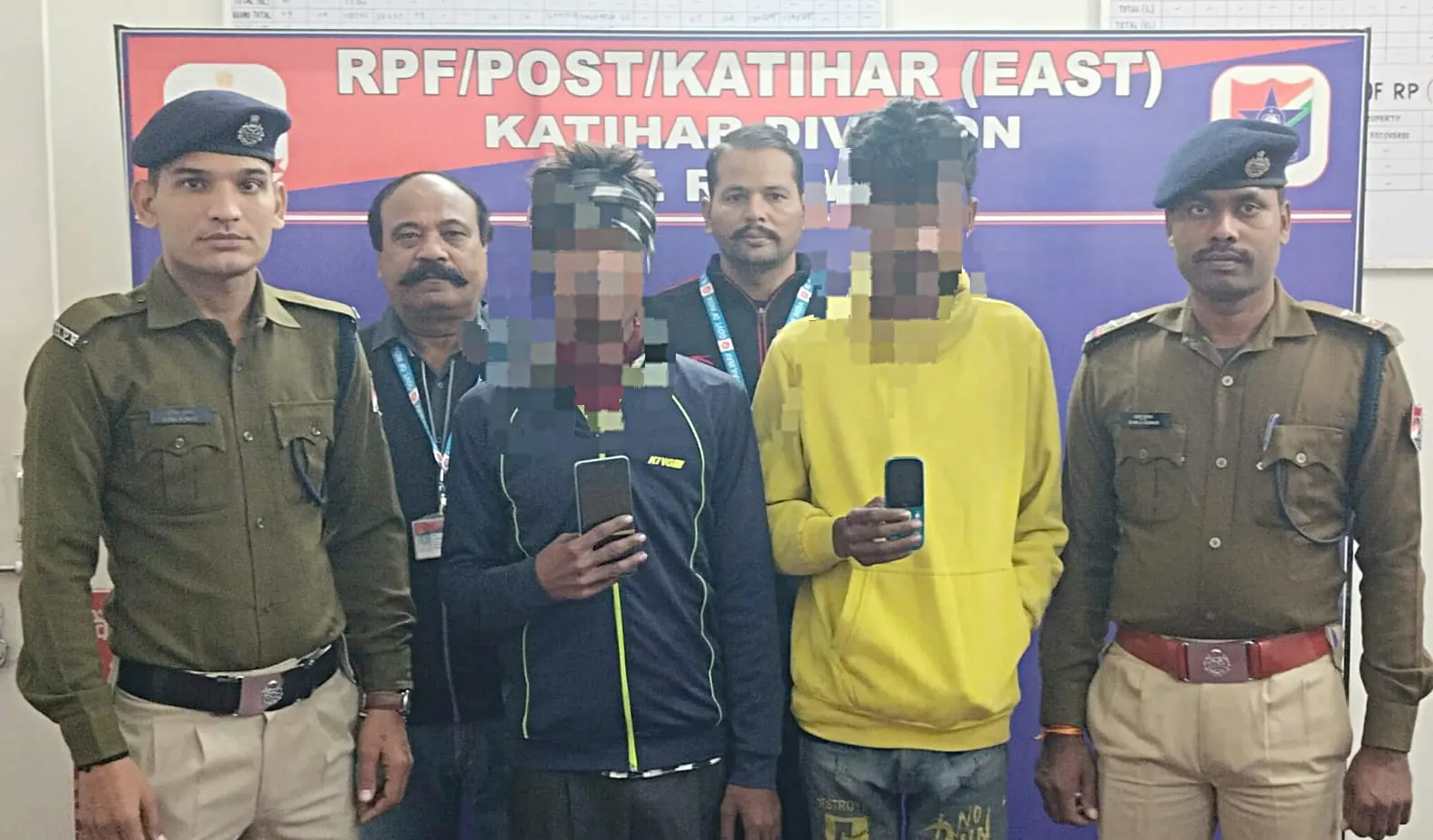 आरपीएफ ने दो मोबाइल चोर और एक रेलवे लोहा चोर को किया गिरफ्तार