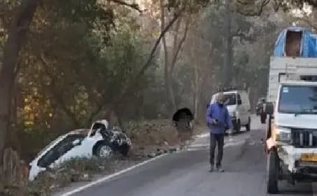 पिकअप और कार की टक्कर, दो डॉक्टर घायल