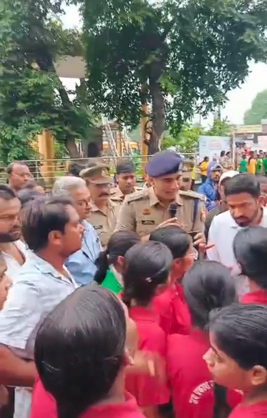 लखनऊ के बालागंज चौराहे पर स्कूली बच्चों का प्रदर्शन, दुबग्गा रोड पूरी तरह जाम