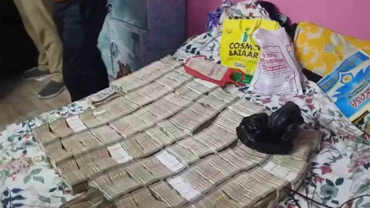 मालदा में पुलिस का बड़ा एक्शन, करोड़ों की नकदी और प्रतिबंधित कफ सिरप बरामद