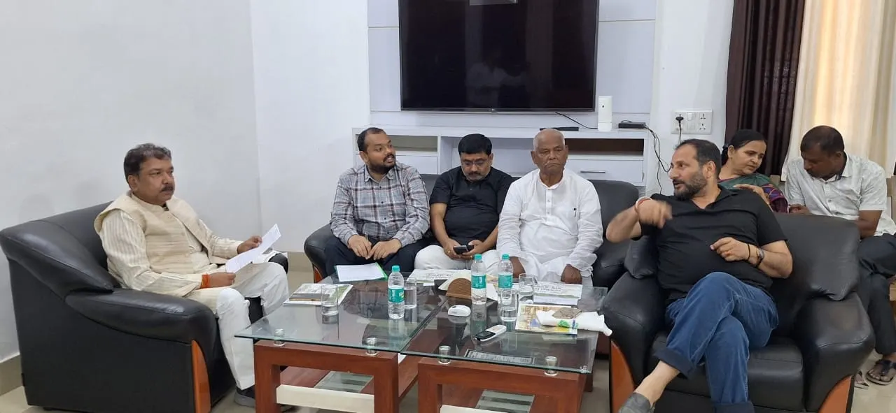 मंत्री दिलीप जायसवाल ने बाढ़ प्रभावित क्षेत्रों में राहत अभियान की समीक्षा बैठक की