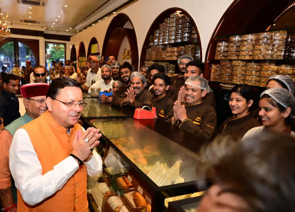 दुकानों पर पहुंचकर मुख्यमंत्री ने कारोबारियों से टैक्स रिफाॅर्म पर की बातचीत