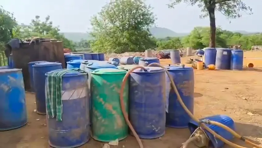 डीएसटी-पारसोली पुलिस की बड़ी कार्रवाई, बिछोर में 1900 लीटर ज्वलनशील पदार्थ जब्त