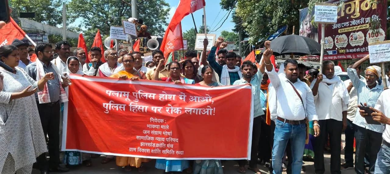 पलामू पुलिस के खिलाफ प्रदर्शन, जमकर लगे नारे