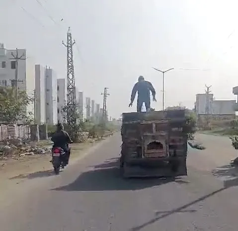 अवैध बजरी से भरे ट्रैक्टर के पीछे दौड़ा सिपाही, फिर भी बेखौफ ड्राइवर फरार