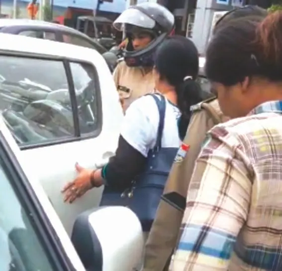 दबंगों ने किया करोड़ों के भूखंड पर कब्जे का प्रयास, पुलिस ने हिरासत में लिया
