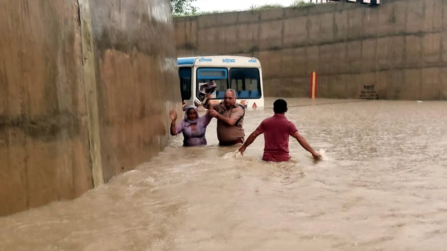फतेहाबाद में जलभराव में फंसी हरियाणा रोडवेज बस, पुलिस ने दो दर्जन यात्रियों को सुरक्षित निकाला
