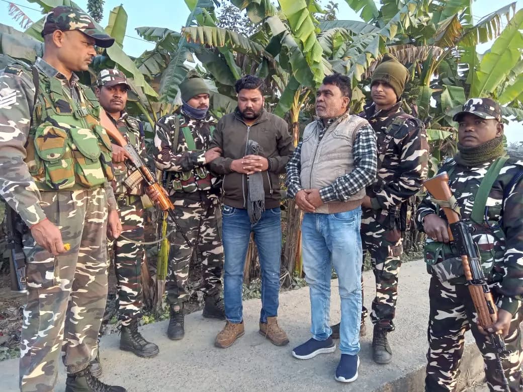 32.39 ग्राम सोना के साथ दो तस्कर गिरफ्तार, जैकेट में छिपाकर रखा था सोने का बिस्किट