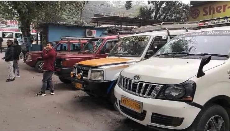 पहाड़ -समतल वाहन चालक विवाद और गहराया, दार्जिलिंग की गाड़ियों के मैदानी इलाकों से यात्री ले जाने पर रोक