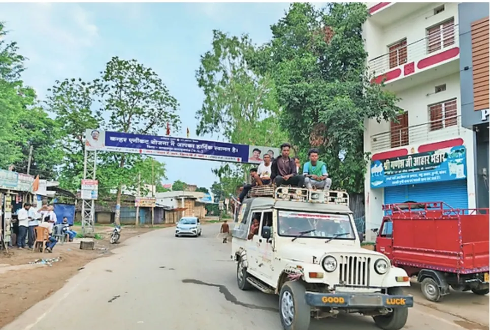बलरामपुर : लापरवाही की हद, जीप चालक प्रतिदिन लोगों की जान डाल रहे हैं जोखिम में