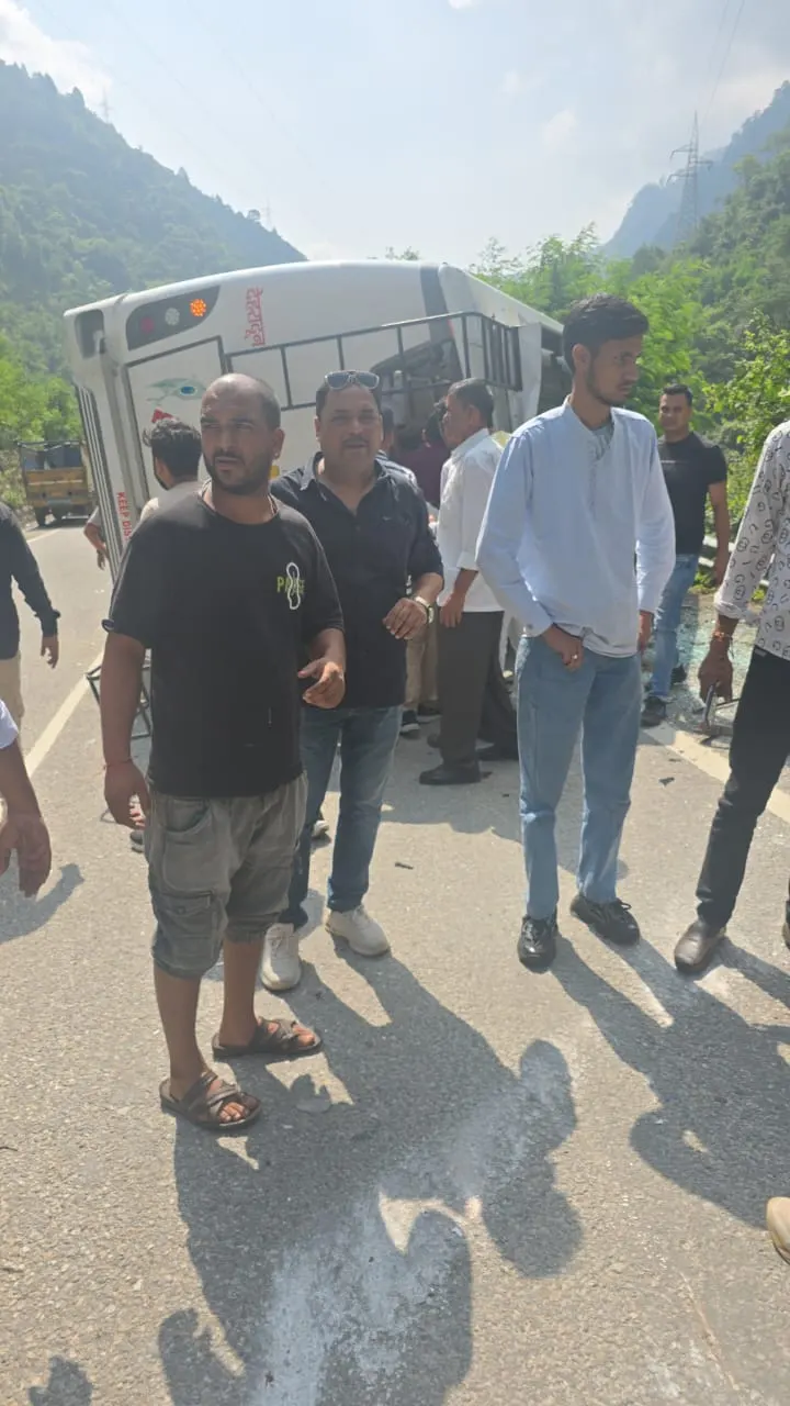 टिहरी में सड़क पर पलटी बस, दो की मौत व 20 घायल