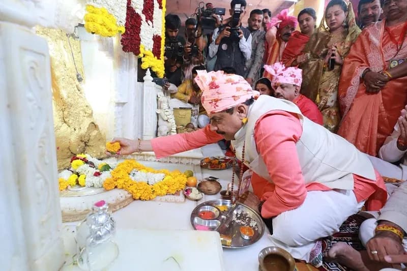 मप्रः मुख्यमंत्री डॉ. यादव ने भोपाल के प्राचीन बड़वाले महादेव मंदिर पहुंचकर की पूजा-अर्चना