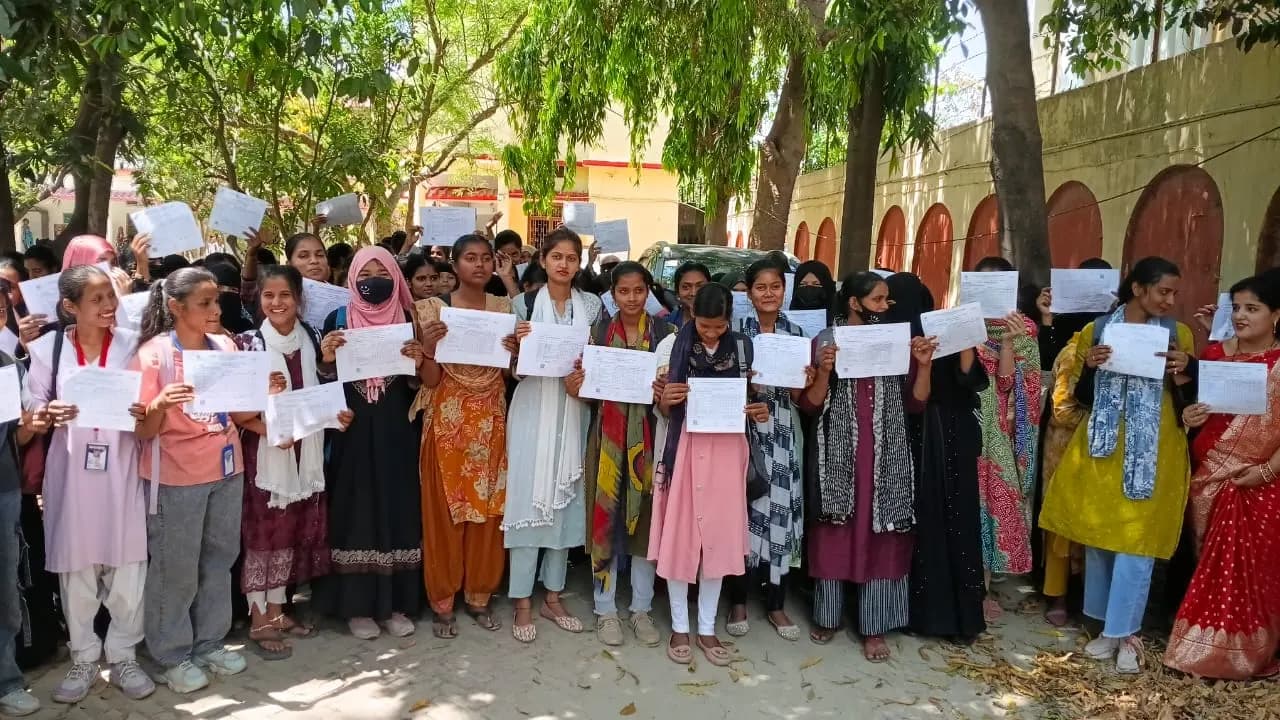 सेमेस्टर–III परिणाम में अनियमितता पर छात्रों का हंगामा, कुलपति एवं परीक्षा नियंत्रक का किया पुतला दहन