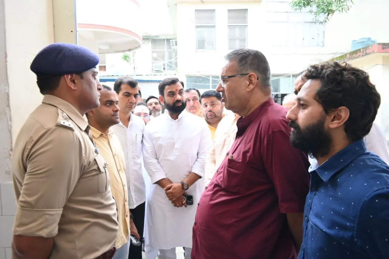 मनसा देवी मंदिर हादसा : मंत्री गणेश जोशी ने अस्पताल पहुंच कर घायलों से की मुलाकात