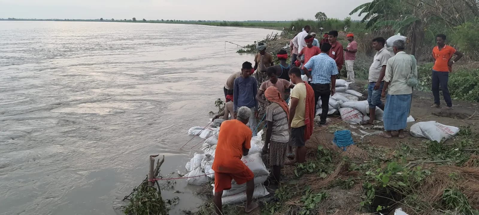 गंडक नदी के कटाव पर विधायक सुरेंद्र प्रसाद ने डिप्टी सीएम से की चर्चा