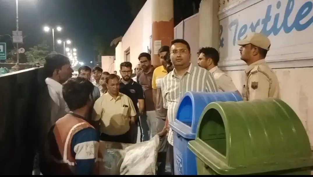 सफाई व्यवस्था पर निगम आयुक्त सख्त: रात्रि में 10 किलोमीटर पैदल किया निरीक्षण