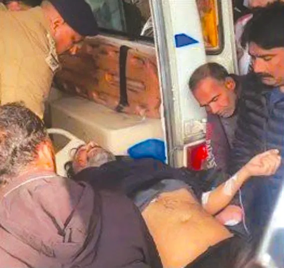 पेशी पर जा रहे बदमाश पर की फायरिंग, हालत गंभीर, दो पुलिसकर्मी भी घायल