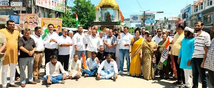 कांग्रेस कार्यकर्ताओं को रोकने के विरोध में हल्द्वानी में प्रदर्शन, भाजपा का पुतला फूंका