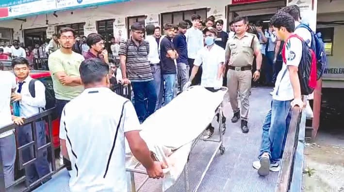 आल्टो की टक्क्र से स्कूटी सवार छात्र की मौत, एक गंभीर घायल
