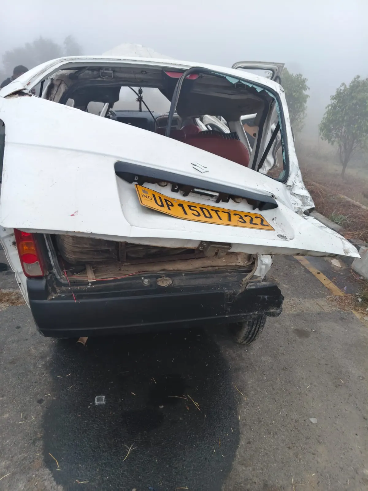 आजमगढ़ में पूर्वांचल एक्सप्रेसवे पर ट्रक ने कार मारी टक्कर, पिता-पुत्र समेत 3 की मौत