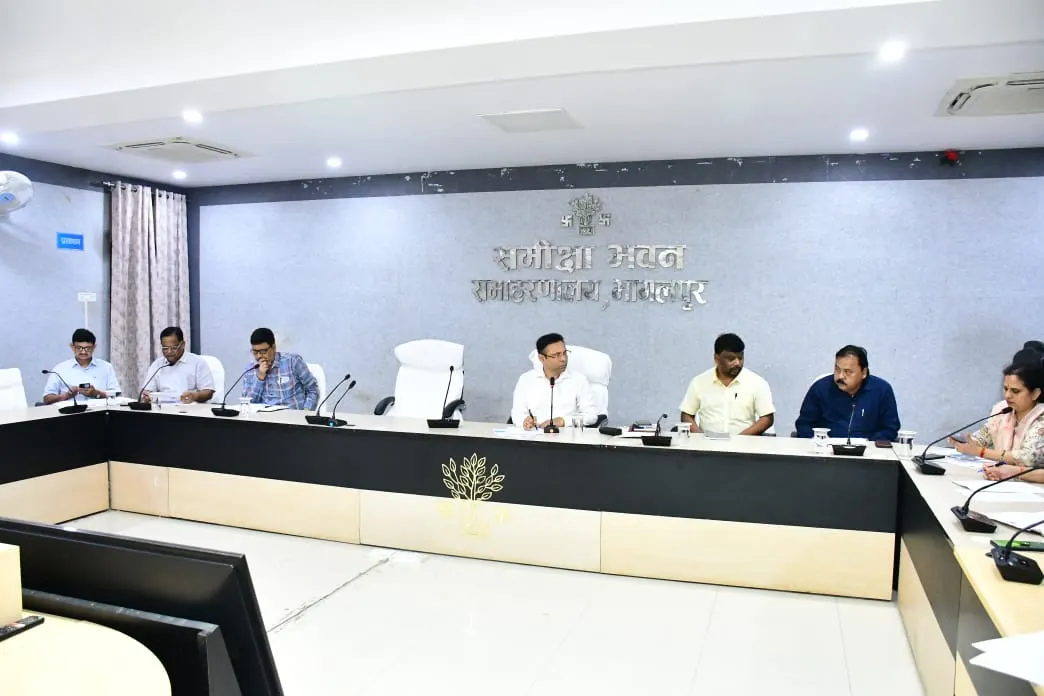 चुनाव की तैयारी को लेकर जिलाधिकारी ने की बैठक