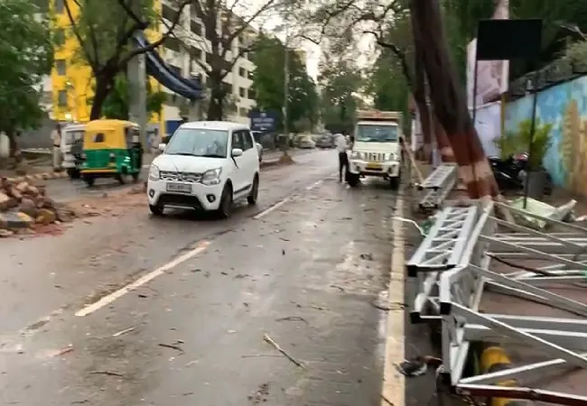 पटना एयरपोर्ट के पास तेज आंधी में गिरा होर्डिग, तीन घायल