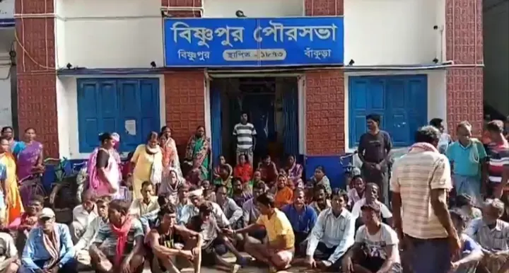 वेतन भुगतान की मांग पर विष्णुपुर में सफाई कर्मियों का प्रदर्शन