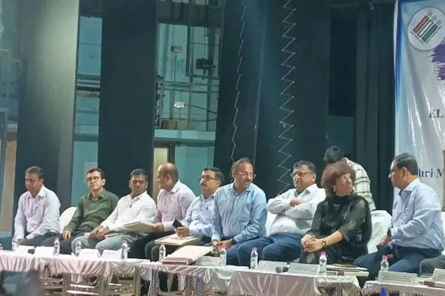 बंगाल में एसआईआर पर निर्वाचन आयोग सख्त, सुरक्षा उल्लंघन पर कड़ी कार्रवाई का आश्वासन