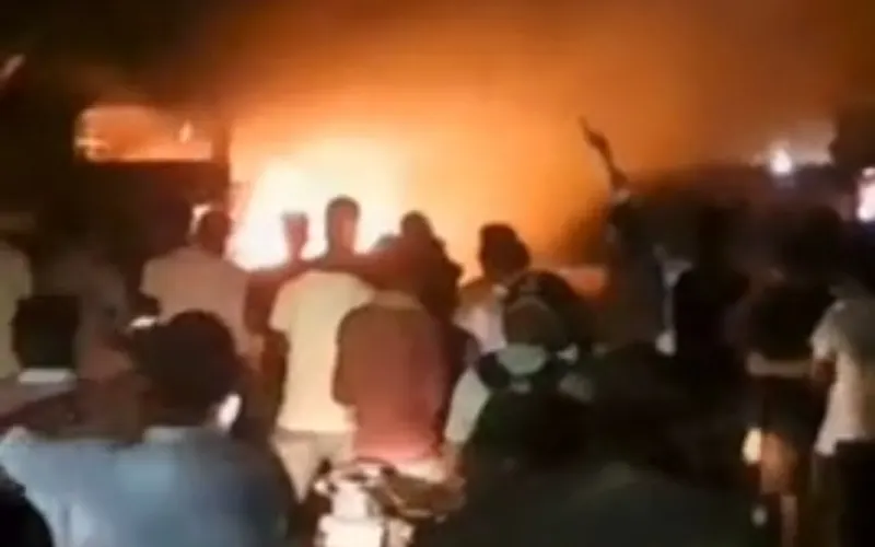 कटिहार जिले के फूलवारिया में यात्री से भरी बस में लगी आग, सभी यात्री सुरक्षित