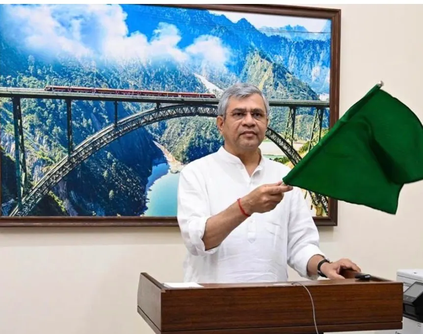 अश्विनी वैष्णव ने बेंगलुरु-मुंबई एक्सप्रेस को दिखाई हरी झंडी, जल्द शुरू होगी वंदे भारत स्लीपर सेवा