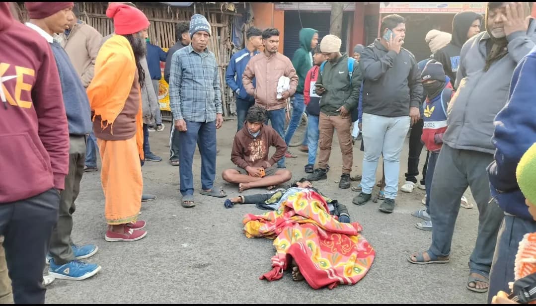 स्कूल बस की चपेट में आने से युवक की मौत, सड़क जाम