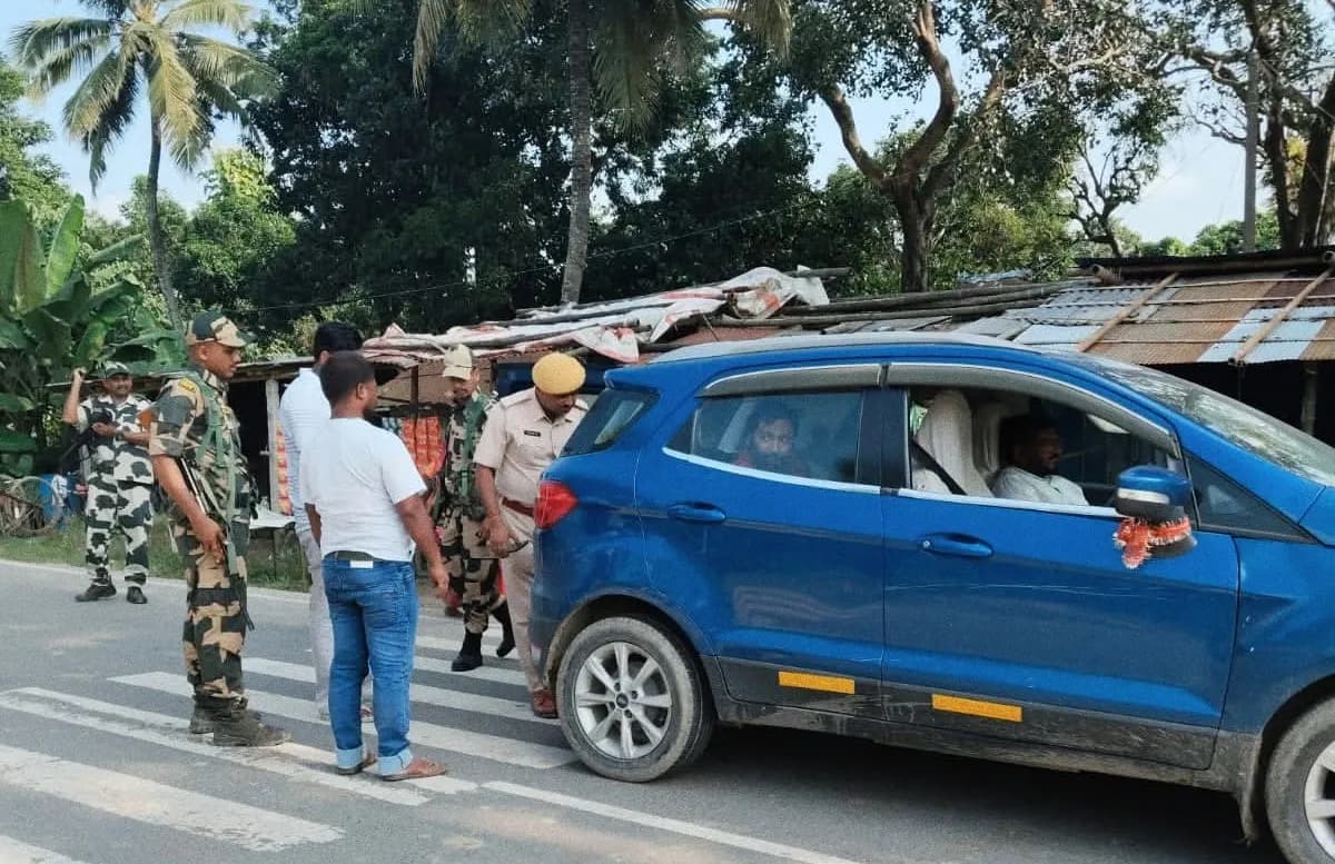 पारा मिलिट्री फोर्स के साथ पुलिस का वाहन चेकिंग अभियान