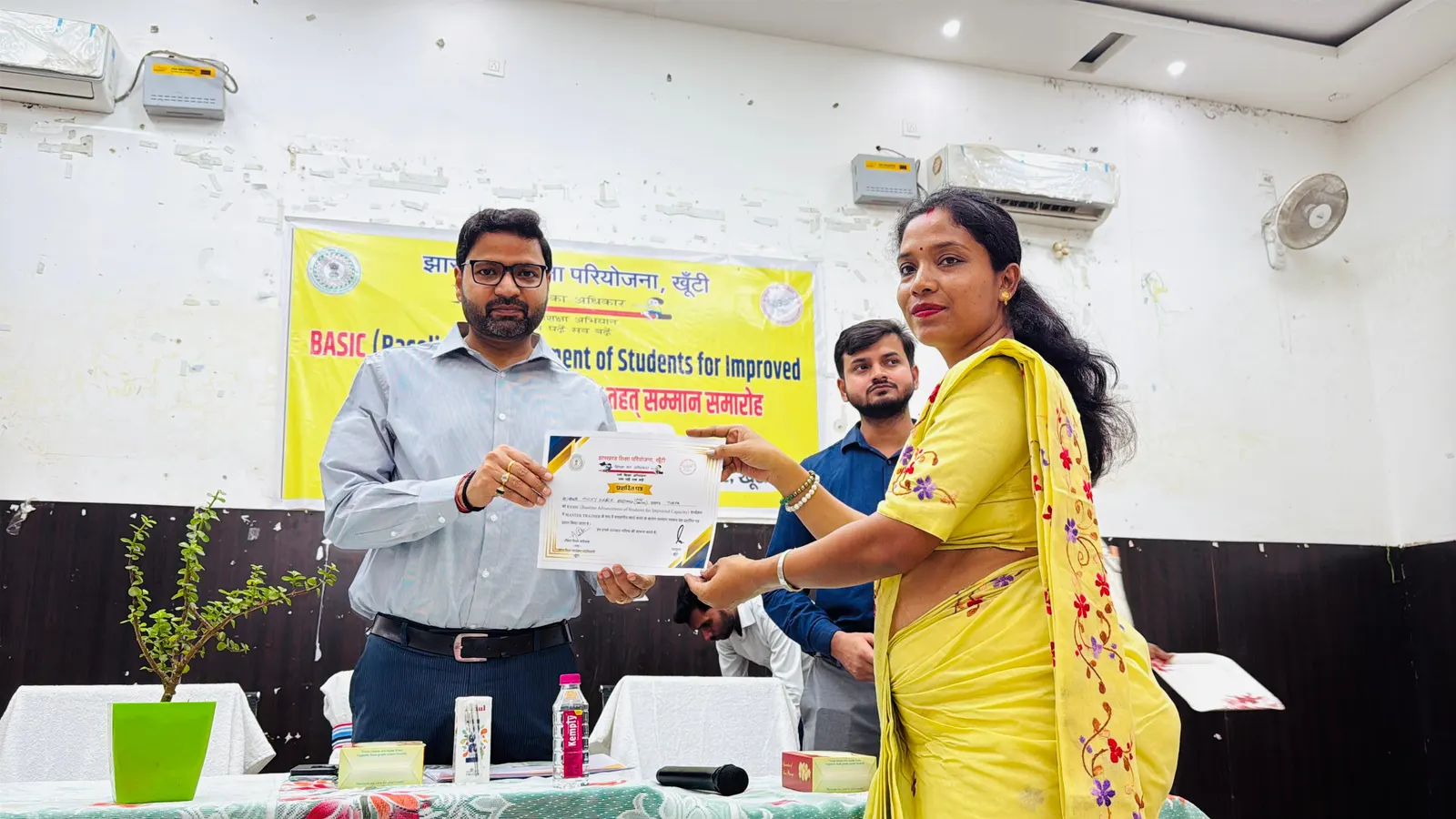 शिक्षा में उत्कृष्ट कार्य करने वाले शिक्षक और सीआरपी सम्मानित
