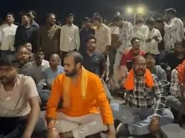 भोपाल में मंदिर के बाहर बोरे में मिले मवेशी के अवशेष, हिंदू संगठनों ने किया चक्काजाम, जांच में जुटी पुलिस