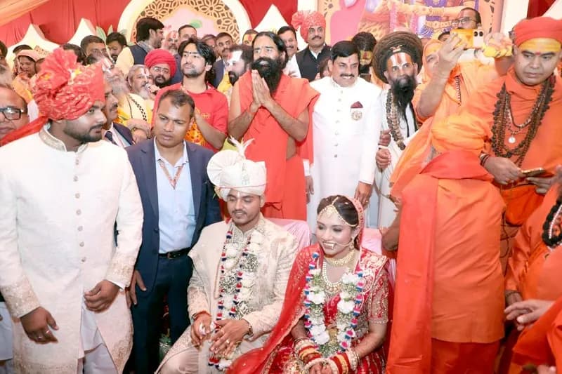 मप्र के मुख्यमंत्री मोहन यादव के बेटे की शादी में बाबा रामदेव ने पढ़े मंत्र, धीरेन्द्र शास्त्री से बोले- ऐसे ही कराएंगे आपका विवाह