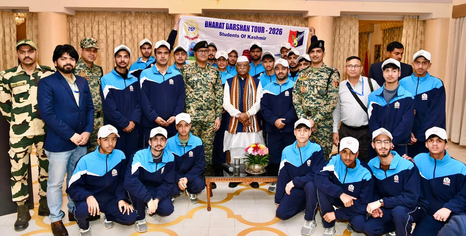 राज्यपाल से लोकभवन में कश्मीर के विद्यार्थियों ने की मुलाकात