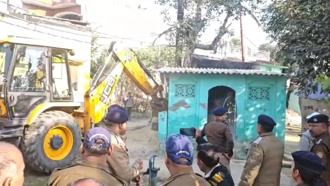 हरिद्वार: लक्सर क्षेत्र में अवैध मजार पर चला बुलडोजर