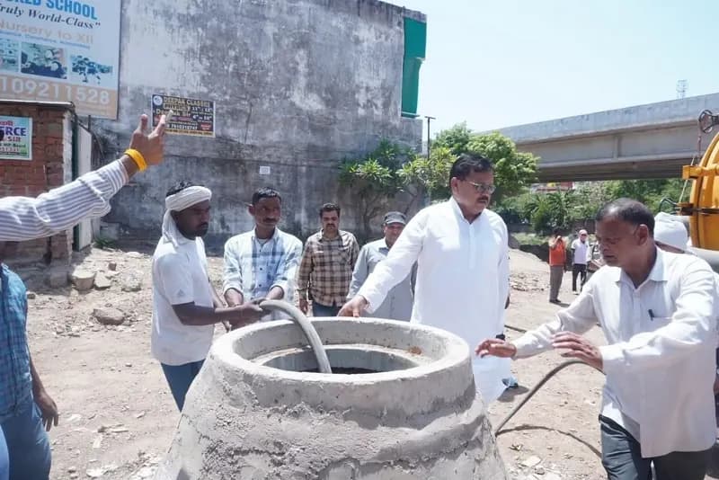 ग्वालियरः सुपर सकर मशीन द्वारा तानसेन नगर में सीवर सफाई कार्य जारी