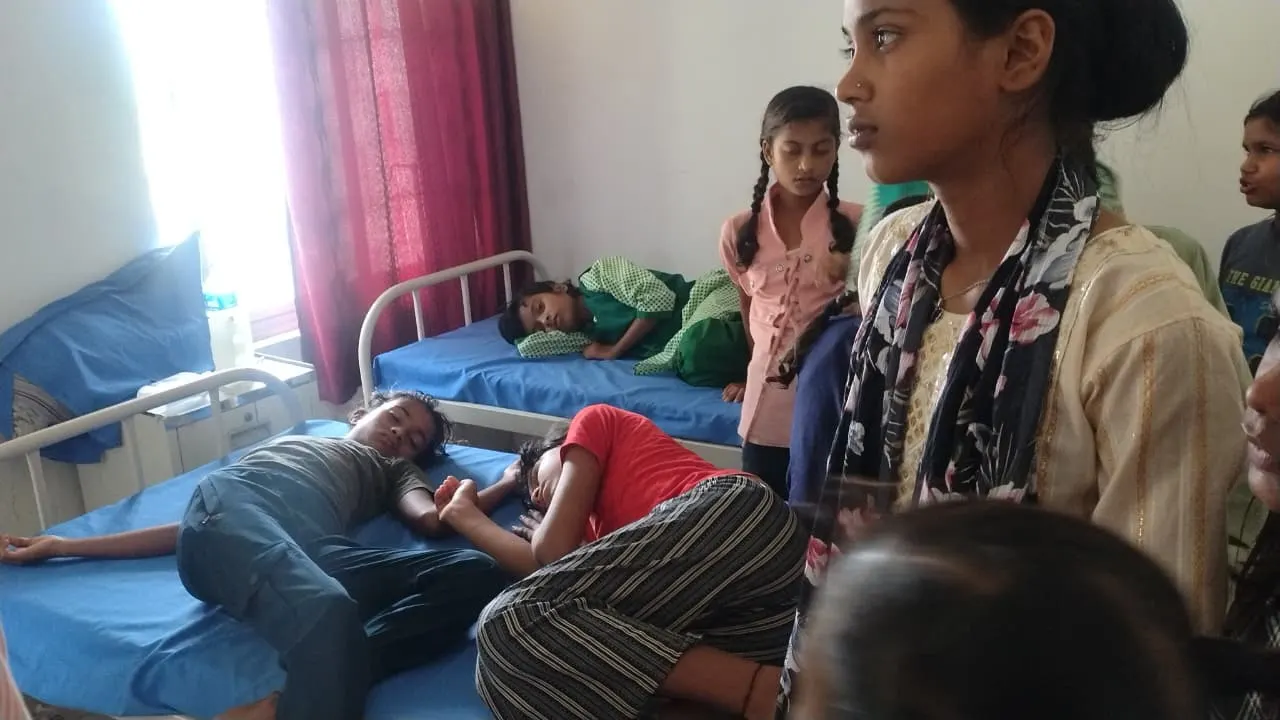 कस्तूरबा विद्यालय की 40 छात्राएं बीमार, सात रेफर