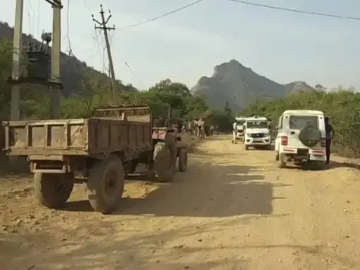 ड्रोन से पीछा कर 11 ट्रैक्टर-ट्रॉली जब्त, तीन आरोपी गिरफ्तार
