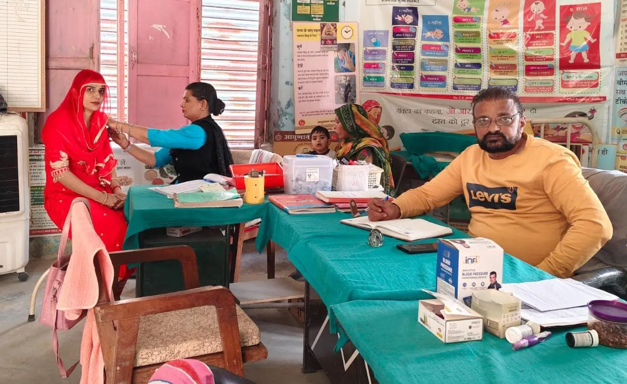 जींद : स्वास्थ्यकर्मियों ने काले बिल्ले लगा किया टीकाकरण